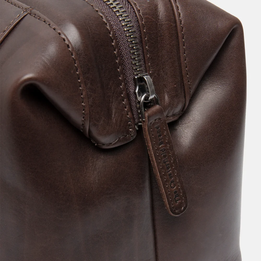 Chesterfield Biassa toilettas L dark brown bij Duifhuizen