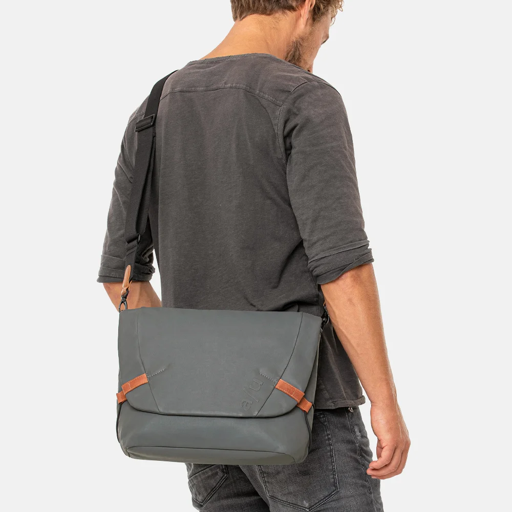 Aunts and Uncles Matsumoto schoudertas gravity grey bij Duifhuizen