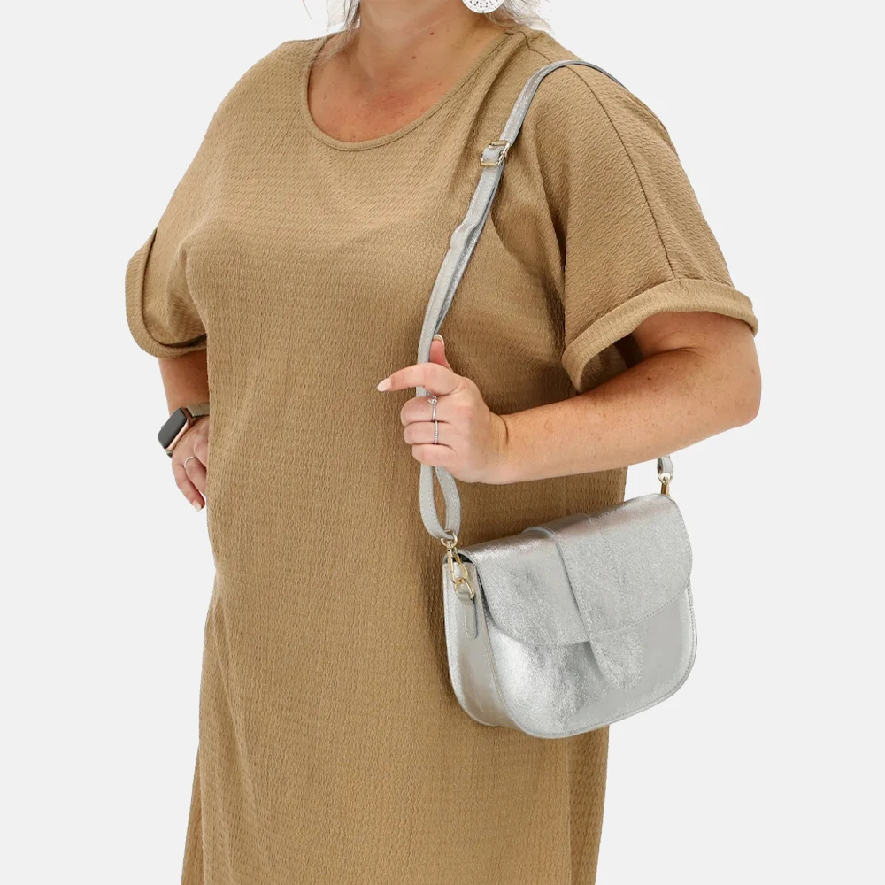 Charm London metallic crossbody tas zilver bij Duifhuizen