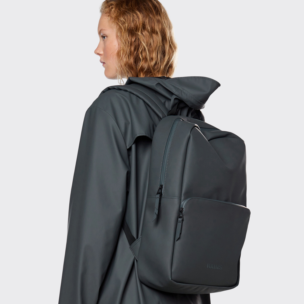 Rains Field Bag rugzak 17 inch slate bij Duifhuizen