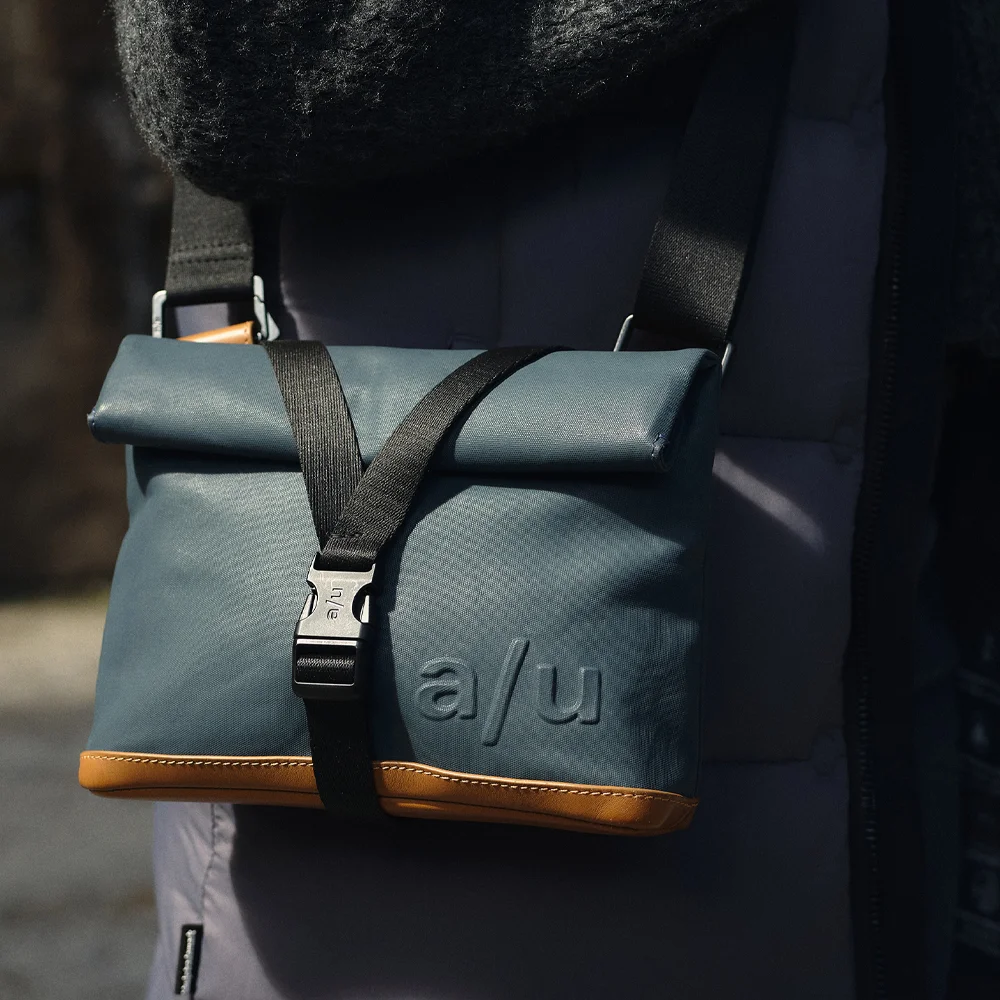 Aunts and Uncles Yao rolltop crossbody tas cosmic void bij Duifhuizen