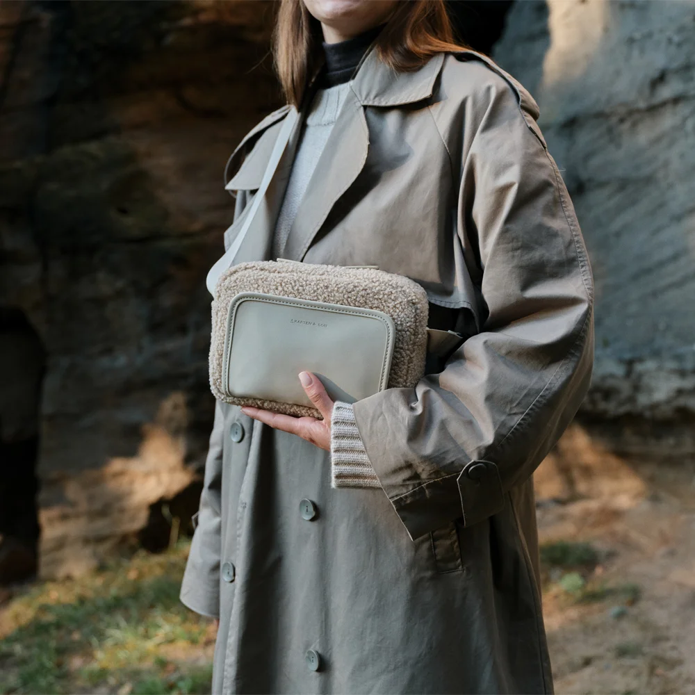 Kapten & Son Lulea crossbody tas teddy fleece bij Duifhuizen